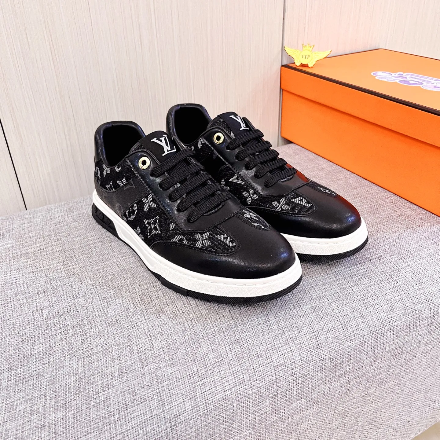 🚘🚘Factory batch 420💰【LV】🔥Louis Vuitton high-end men's shoes brand official website 1:1 latest masterpiece: the upper is made of Italian imported first-layer cowhide with a comfortable and breathable lining➕original non-slip and wear-resistant outsole🔥, making walking more convenient and comfortable! An exclusive new model, a stunning work, a beautiful 1:1 replica [color] compared to the official quality! Create a fashionable personality to set off your uniqueness! A must-have for trendy men! Classic 🔥 Size: 38-44 Color: 🔥 2⃣️ colors available 🔥.